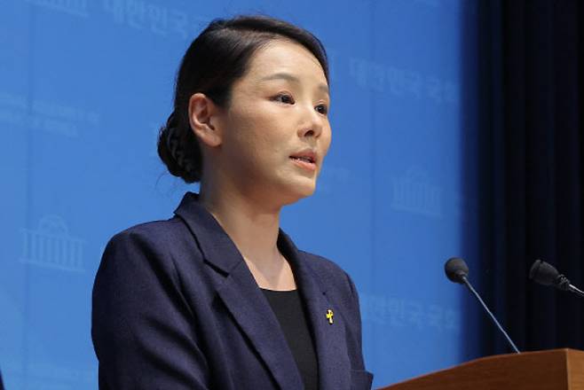 강미정 조국혁신당 전 대변인이 4일 서울 여의도 국회 소통관에서 당내 성비위 의혹과 관련한 탈당 기자회견을 하고 있다. (사진=연합뉴스)