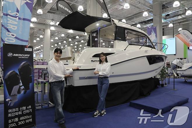 모델들이 5일 트레이더스 구월점에서 대형 요트를 소개하고 있다. (이마트 제공. 재판매 및 DB 금지) 2025.9.5/뉴스1