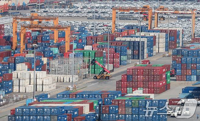 25일 경기 평택시 포승읍 평택항에 수출용 컨테이너들이 쌓여있는 모습. 2025.8.25/뉴스1 ⓒ News1 김영운 기자