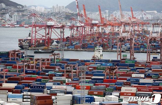 부산항 감만부두와 신선대부두에 컨테이너선 모습 자료사진 (뉴스1 DB)2021.12.21/뉴스1