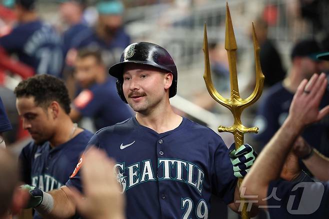 시즌 52호 홈런을 친 칼 롤리(시애틀 매리너스). ⓒ AFP=뉴스1