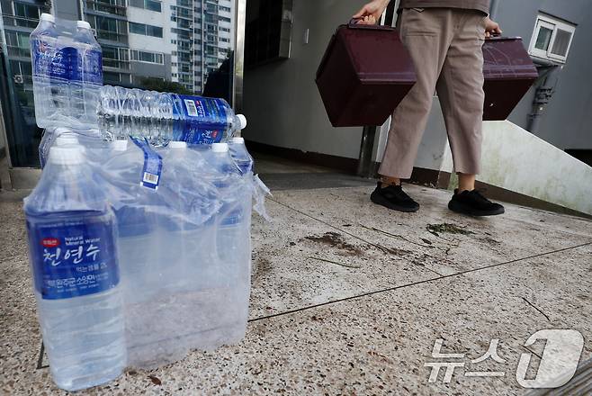 7일 전북 군산시 문화동 한 아파트가 밤사이 내린 집중호우에 단수가 된 가운데 비상 급수를 실시하며 생수를 배부하고 있다. 2025.9.7/뉴스1 ⓒ News1 유경석 기자