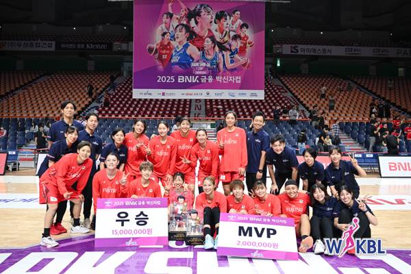 우승을 차지한 일본의 후지쓰(WKBL 제공)
