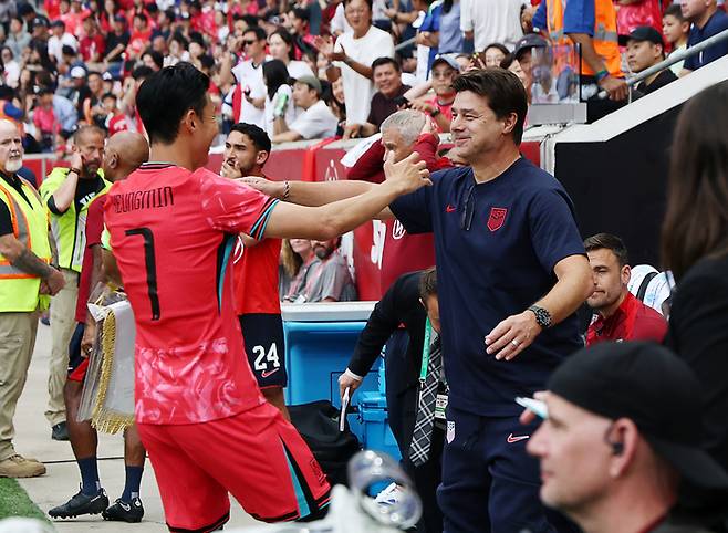 경기 전 인사 나누는 손흥민(왼쪽)과 포체티노. 사진 | 뉴욕=연합뉴스