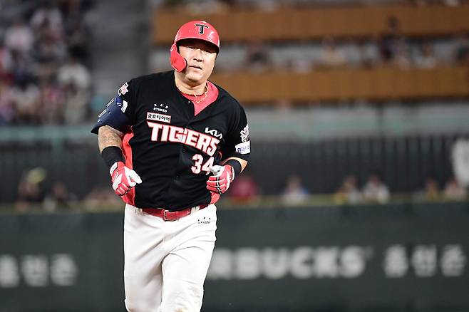 KIA 최형우가 인천SSG랜더스필드에서 열린 2025 KBO리그 SSG와 경기에서 9회초 홈런을 때린 후 베이스를 돌고 있다. 역대 최고령 20홈런 신기록을 썼다. 사진 | KIA 타이거즈