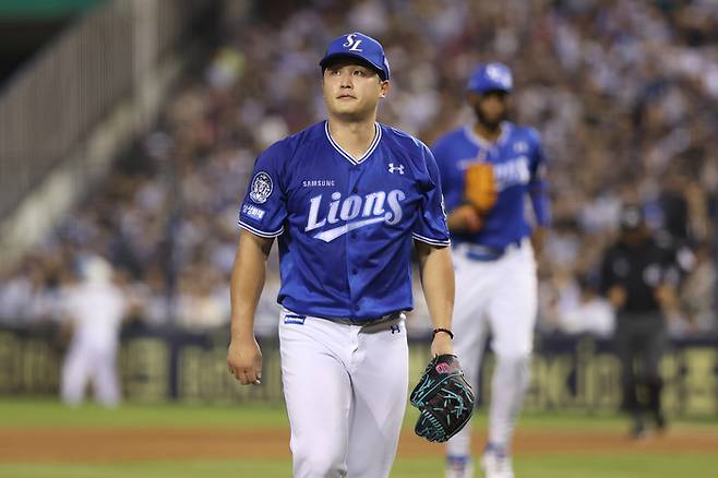 삼성 최원태가 28일 서울 잠실구장에서 열린 2025 KBO리그 두산전에서 이닝을 마친 뒤 복잡한 표정을 짓고 있다. 사진 | 삼성 라이온즈