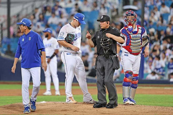 삼성 최원태가 5일 대구삼성라이온즈파크에서 열린 2025 KBO리그 키움전에서 코치·동료와 대화를 나눈 뒤 무거운 표정으로 투구 준비에 나서고 있다. 사진 | 삼성 라이온즈