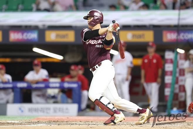 키움 김건희가 2일 인천SSG랜더스필드에서 열린 2025 KBO리그 SSG전에서 타격에 임하고 있다. 사진 | 키움 히어로즈