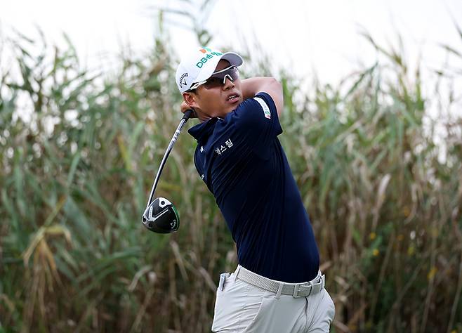 문도엽이 7일 전남 영암 골프존카운티 영암45 카일필립스 코스에서 열린 KPGA 투어 파운더스컵 최종 라운드 3번홀에서 티샷을 하고 있다. 사진 | KPGA
