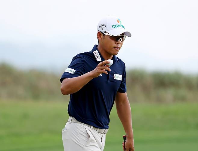 문도엽이 7일 전남 영암 골프존카운티 영암45 카일필립스 코스에서 열린 KPGA 투어 파운더스컵 최종 라운드 1번홀에서 버디에 성공한 후 갤러리에 인사하고 있다. 사진 | KPGA