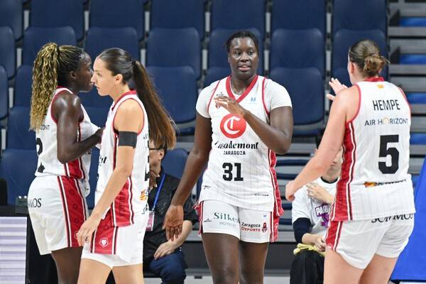 카사데몬트 사라고사 선수들이 6일 부산사직체육관에서 열린 박신자컵 경기를 치르고 있다. /사진=WKBL