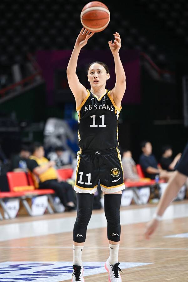 외곽슛을 터트리는 KB스타즈 포워드 강이슬. /사진=WKBL