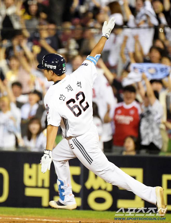28일 잠실구장에서 열린 두산 베어스와 삼성 라이온즈의 경기. 연장 10회말 2사 1,2루 두산 안재석이 끝내기 안타를 날린 뒤 환호하고 있다. 잠실=박재만 기자 pjm@sportschosun.com/2025.08.28/