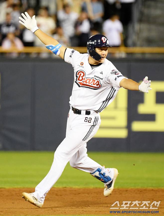 28일 잠실구장에서 열린 두산 베어스와 삼성 라이온즈의 경기. 연장 10회말 2사 1,2루 두산 안재석이 끝내기 안타를 날린 뒤 환호하고 있다. 잠실=박재만 기자 pjm@sportschosun.com/2025.08.28/