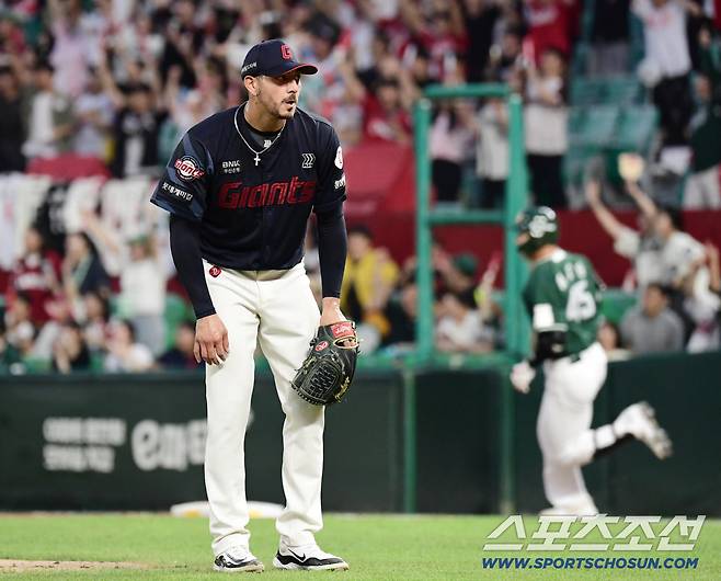 5일 인천 SSG랜더스필드에서 열린 SSG와 롯데의 경기. 2회말 SSG 류효승에게 투런 홈런을 허용한 롯데 벨라스케즈. 인천=송정헌 기자songs@sportschosun.com/2025.09.05/