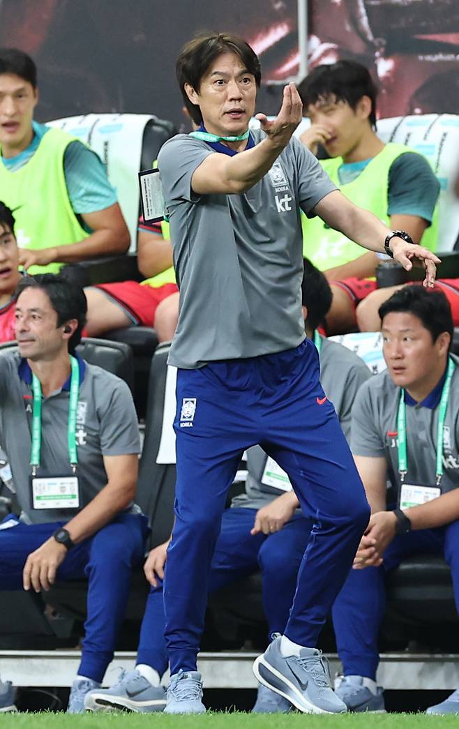 작전지시하는 홍명보 감독

    (해리슨[미국 뉴저지주]=연합뉴스) 윤동진 기자 = 6일(현지시간) 미국 뉴저지주 해리슨 스포츠일러스트레이티드 스타디움에서 열린 한국 대 미국 친선경기에서 대표팀 홍명보 감독이 작전지시를 하고 있다. 2025.9.7