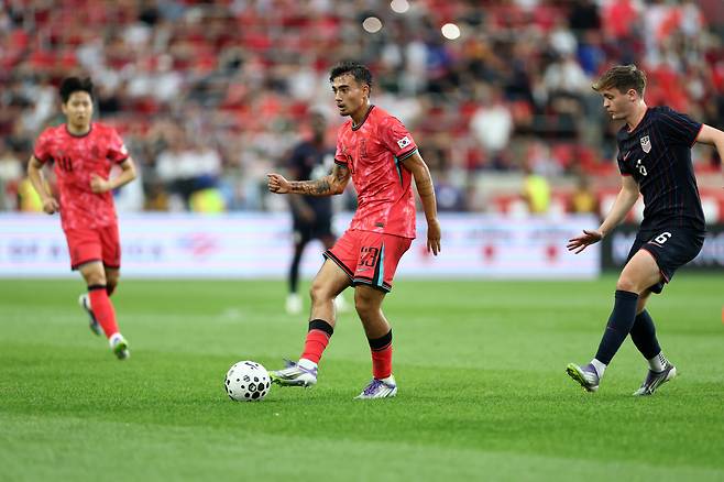 옌스 카스트로프, 첫 출장

    (해리슨[미국 뉴저지주]=연합뉴스) 윤동진 기자 = 6일(현지시간) 미국 뉴저지주 해리슨 스포츠일러스트레이티드 스타디움에서 열린 한국 대 미국 친선경기에서 대표팀에 첫 발탁된 옌스 카스트로프가 드리블 돌파를 하고 있다. 2025.9.7