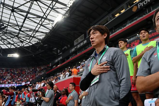 애국가 부르는 홍명보 감독

    (해리슨[미국 뉴저지주]=연합뉴스) 윤동진 기자 = 6일(현지시간) 미국 뉴저지주 해리슨 스포츠일러스트레이티드 스타디움에서 열린 한국 대 미국 친선경기에서 홍명보 한국 감독이 애국가를 부르고 있다. 2025.9.7