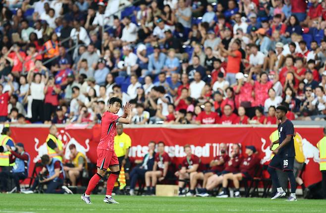 최고의 활약 보여준 손흥민

    (해리슨[미국 뉴저지주]=연합뉴스) 윤동진 기자 = 6일(현지시간) 미국 뉴저지주 해리슨 스포츠일러스트레이티드 스타디움에서 열린 한국 대 미국 친선경기에서 손흥민이 교체되며 관중을 향해 인사를 하고 있다. 2025.9.7