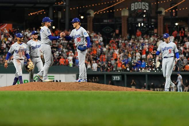 BALTIMORE, MARYLAND - SEPTEMBER 06: Enrique Hernandez #8 of the Los Angeles Dodgers greets Yoshinobu Yamamoto #18 on the mound after a home run by Jackson Holliday #7 of the Baltimore Orioles in the ninth inning at Oriole Park at Camden Yards on September 06, 2025 in Baltimore, Maryland.   Jess Rapfogel/Getty Images/AFP (Photo by Jess Rapfogel / GETTY IMAGES NORTH AMERICA / Getty Images via AFP)







<저작권자(c) 연합뉴스, 무단 전재-재배포, AI 학습 및 활용 금지>