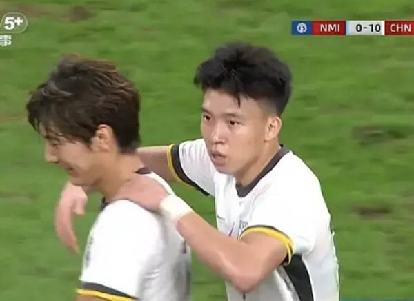 북마리아나 제도전 10-0 스코어를 만들고 기뻐하는 왕위둥(오른쪽). 중계화면