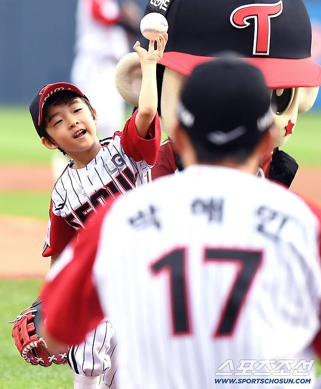 7일 서울 잠실구장에서 열린 SSG-LG전. 경기 전 박해민의 아들 이든 군이 시구를 하고 있다. 잠실=정재근 기자 cjg@sportschosun.com/2025.9.7/