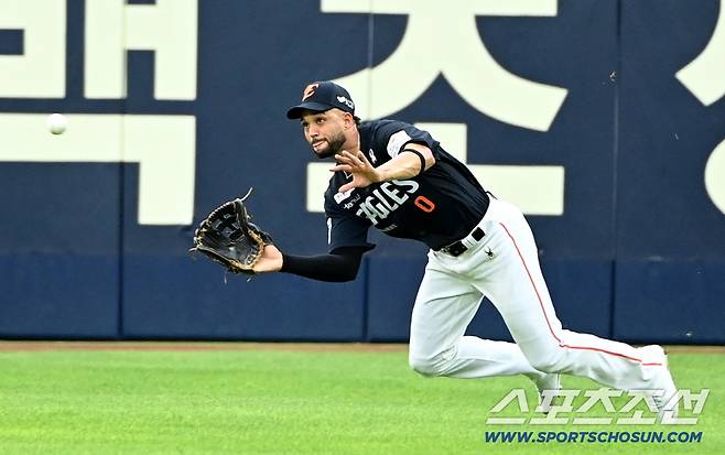 7일 대구 삼성라이온즈파크에서 열린 한화와 삼성의 경기, 3회말 1사 1루 한화 중견수 리베라토가 삼성 구자욱의 짧은 플라이 타구를 몸을 날려 잡아내고 있다. 대구=허상욱 기자wook@sportschosun.com/2025.09.07/