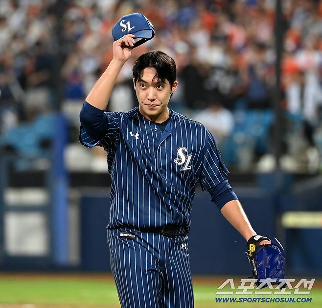 7일 대구 삼성라이온즈파크에서 열린 한화와 삼성의 경기, 7회초 교체되어 마운드를 내려오는 원태인이 팬들의 환호에 인사로 답하고 있다. 대구=허상욱 기자wook@sportschosun.com/2025.09.07/