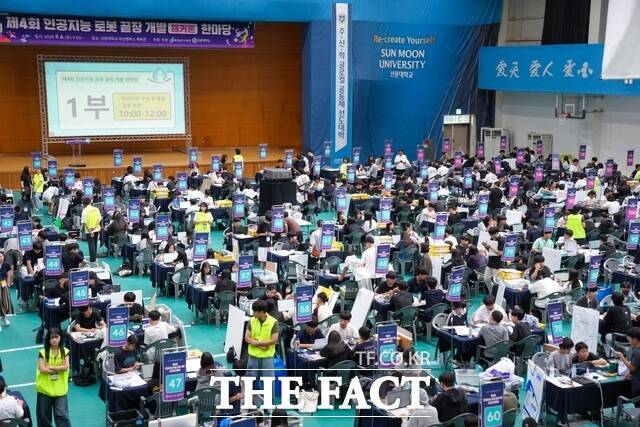 6일 선문대학교에서 열린 '제4회 인공지능 로봇 끝장 개발(해커톤) 한마당'에 충남도내 1000여 명 학생들이 참가해 열기를 더하고 있다. /충남교육청