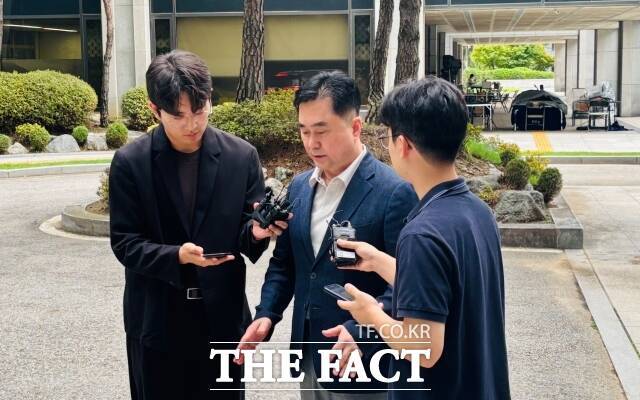 내란 사건을 수사하는 조은석 특별검사팀이 김종민 무소속 의원을 불러 계엄 당시 국회의 상황을 확인하고 있다. 7일 김 의원이 서울 서초구 서울고검에 참고인 신분으로 출석했다. /정채영 기자