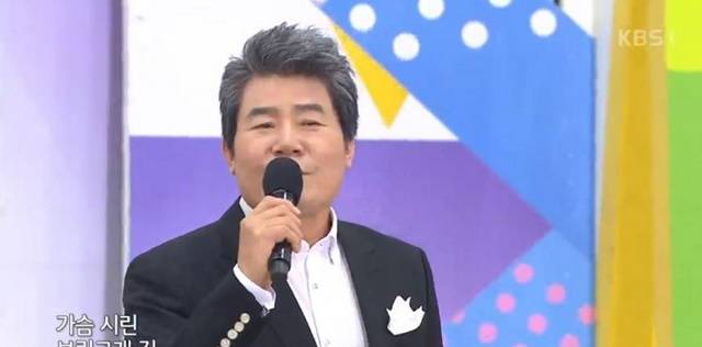 진성은 7일 방송된 KBS1 '전국노래자랑' 부산광역시 연제구편에서 스페셜 축하무대로 무대를 빛냈다. 연제구 개청 30주년 기념으로 진행된 이날 방송에서 진성은 '그깟 팔자'로 열정적인 피날레를 장식했다./KBS