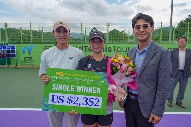 이서아와 김진희 토너먼트 디렉터(왼쪽)와 윤지승 영월군테니스협회장