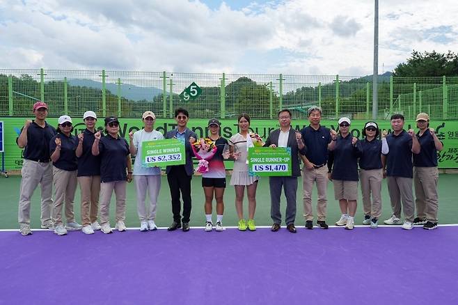 단식 결승전 후 대회 관계자들과 입상자들