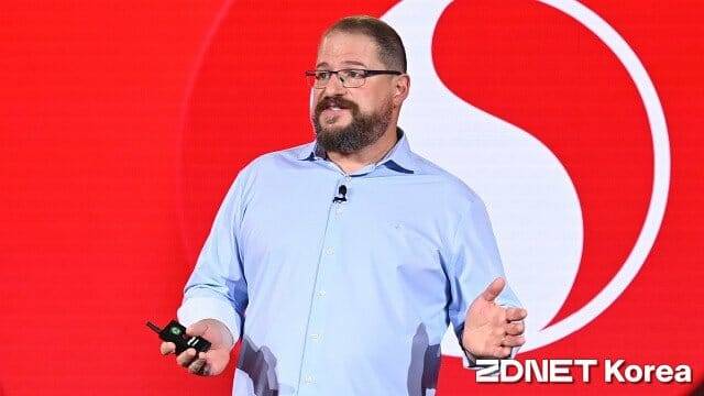 지난 2024년 10월 스냅드래곤 서밋 기조연설을 진행중인 크리스티아노 아몬 퀄컴 CEO. (사진=지디넷코리아)