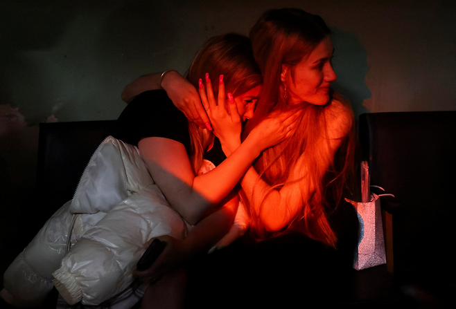 러시아의 드론 공격이 이어지는 7일 우크라이나 키이우 대피소에 숨은 주민들이 부둥켜 안고 있다