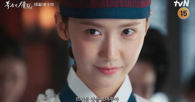 tvN 드라마 '폭군의 셰프'에서 현대로 돌아가려는 연지영(임윤아)과 왕 이헌(이채민)의 갈등이 심화된다. 이헌은 떠나려는 연지영에게 "돌아가고 싶다면 이겨라"라며 사신단과의 요리 경합에서 승리할 것을 조건으로 내건다. 갑작스럽게 나라의 운명을 짊어지게 된 연지영은 당혹스러워하지만, 이헌은 연지영에 대한 굳건한 신뢰를 보인다. 한편, "이 경합은 조선이 져야 하네"라는 대사를 통해 궁중의 암투가 예고되며 긴장감을 더한다. 연지영은 자신의 운명을 걸고 "뜨거운 맛을 보여주겠다"며 정면 돌파를 다짐한다.