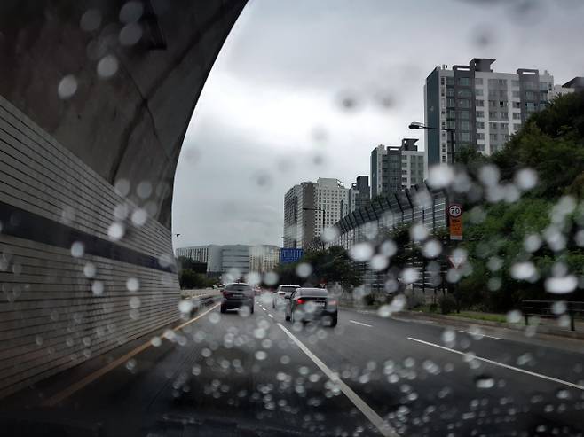 낮 최고 32도 무더위…남부 비소식 [내일날씨]=월요일인 내일(8일) 날씨는 중부지방은 가끔 구름 많겠으나, 남부지방과 제주도는 대체로 흐리겠다. 남부지방과 제주도에는 가끔 비가 내리겠다. 당분간 기온은 평년(최저 16~21도, 최고 25~29도)보다 높아 더위가 이어지겠다. 9일까지는 제주도해안을 중심으로 열대야가 나타는 곳이 있겠다. ⓒbnt뉴스: 오늘날씨, 내일날씨, 주간날씨 예보&nbsp;