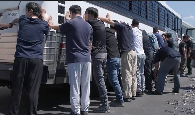 미국 이민세관단속국(ICE)가 5일 홈페이지에 공개한 현대차·LG에너지솔루션 합작 배터리 공장 단속 현장. /ICE