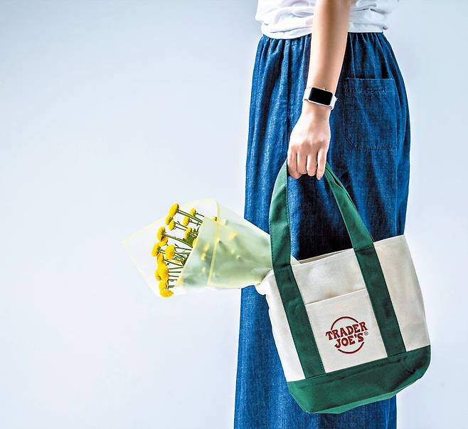 한국에서도 유행인 미국 수퍼마켓 ‘트레이더 조’의 미니 캔버스 토트백. /이신영 영상미디어 기자