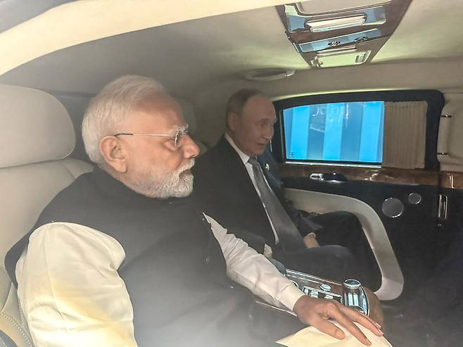 블라디미르 푸틴 러시아 대통령과 나렌드라 모디 인도 총리가 2025년 9월 1일 월요일 톈진에서 열린 상하이 협력 기구(SCO) 정상회의에 참석하기 위해 차에 나란히 앉아 있는 모습. /연합뉴스