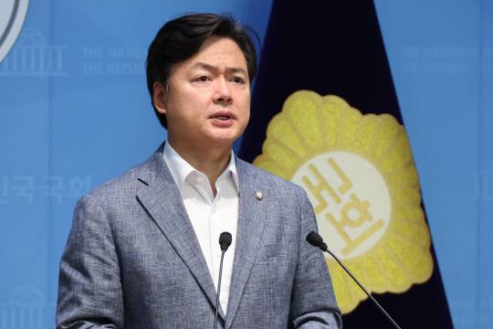 더불어민주당 김현정 원내대변인이 7일 서울 여의도 국회 소통관에서 '건진법사 관봉권 띠지' 분실 사건과 관련해 특검수사를 요구하고 있다. 연합뉴스