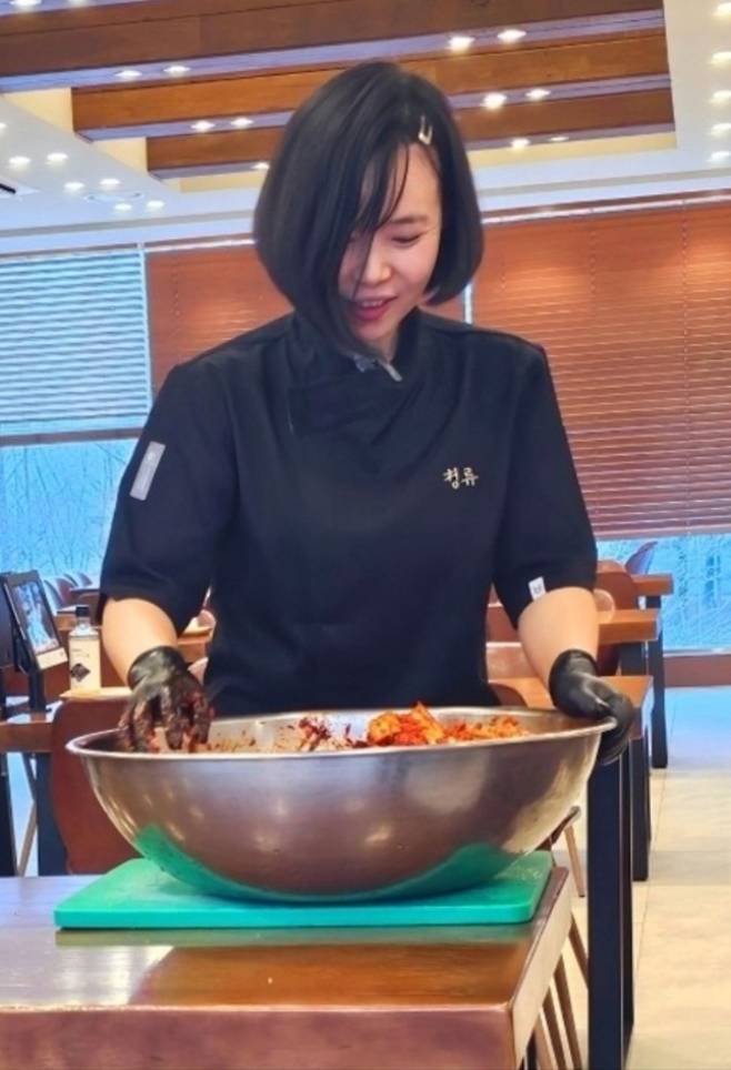 김치를 만들고 있는 김 씨. 그가 직접 만든 김치는 청류 식당의 또 다른 별미다.