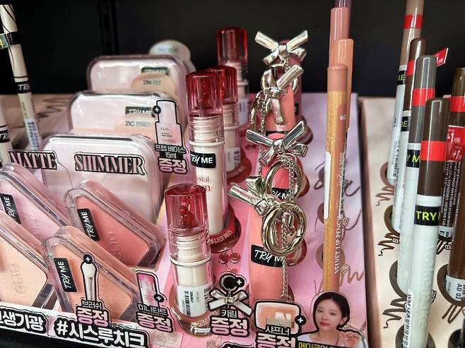 손바닥 크기의 미니 화장품이 Z세대의 화장대를 점령했다. 일본에서 시작된 ‘미니 뷰티’ 열풍이 올리브영·다이소 등으로 번지며 합리적 소비와 새로운 체험 욕구를 자극하고 있다. 사진=김승현 동아닷컴 기자 tmdgus@donga.com, 최강주 기자 gamja822@donga.com