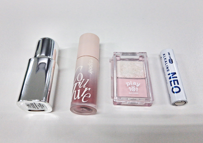 미니 화장품과 AAA 건전지 크기를 비교한 모습. 사진=김승현 동아닷컴 기자 tmdgus@donga.com, 최강주 기자 gamja822@donga.com