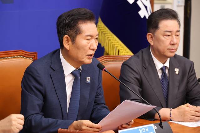 정청래(왼쪽) 더불어민주당 대표가 지난 5일 서울 여의도 국회에서 열린 최고위원회 회의에서 발언하고 있다. [연합뉴스]