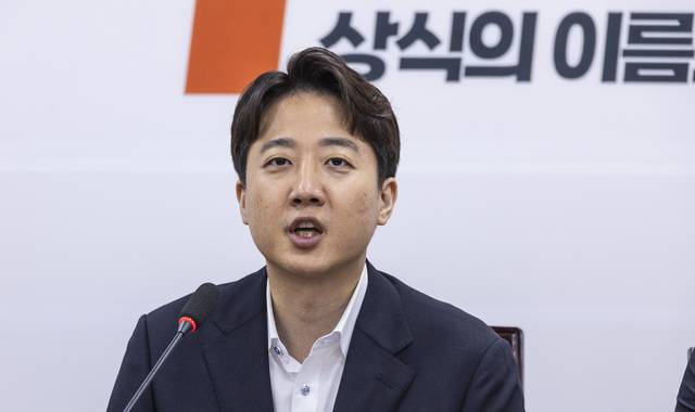 이준석 개혁신당 대표가 지난 9월1일 국회 본청에서 최고위원회의를 열고 조국혁신당 조국 혁신정책연구원장의 사면 후 행보를 비판하는 발언을 하고 있다.<연합뉴스 사진>