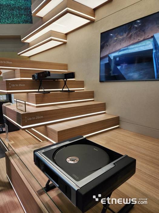 계단을 오르는 모바 로봇청소기 '제우스 60' (사진=김신영 기자)