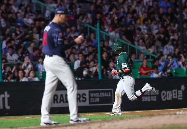 5일 인천 SSG랜더스필드에서 열린 '2025 신한 SOL 뱅크 KBO리그' 롯데 자이언츠와 SSG 랜더스의 경기, SSG 최정이 5회말 무사 선두타자로 나서 솔로홈런을 터뜨린 후 그라운드를 돌고 있다.뉴스1