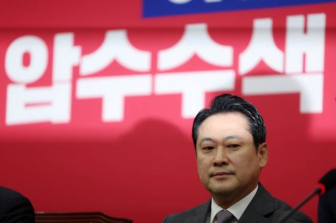 장동혁 국민의힘 당 대표가 4일 오전 서울 여의도 국회에서 열린 최고위원회의에서 자리에 앉아 있다. 뉴시스