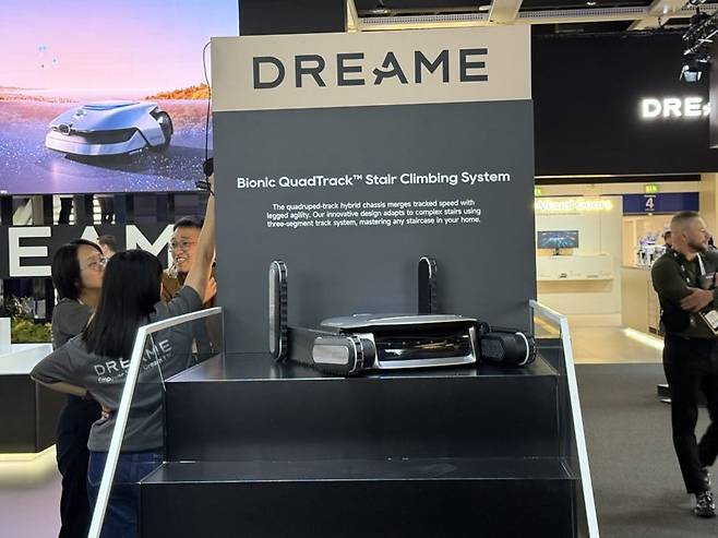 중국 기업 드리미가 IFA 2025 현장에서 계단을 오르는 로봇청소기 '사이버 X'를 공개했다. 사진=임수빈 기자